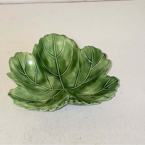 Vintage Green Ceramic Leaf Shaped Candy Nut Dish Decorative Table Decor - Picture 4 of 13
